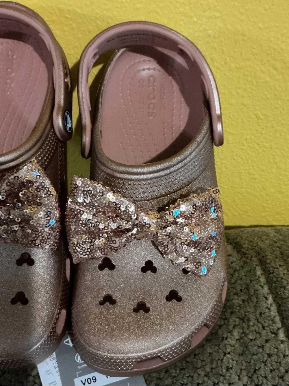 CROCS Women’s 9 men’s 7 Rose Gold Sequin Bow Clog nwt bow Mickey Mouse fashion
